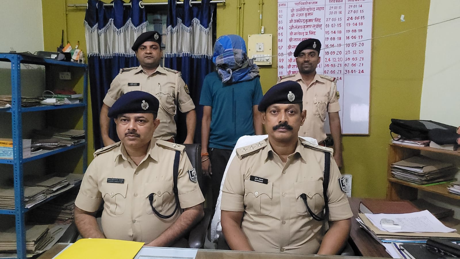 प्रेस को जानकारी देते अधिकारी .